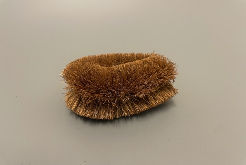 Vegetable brush with coconut fibres